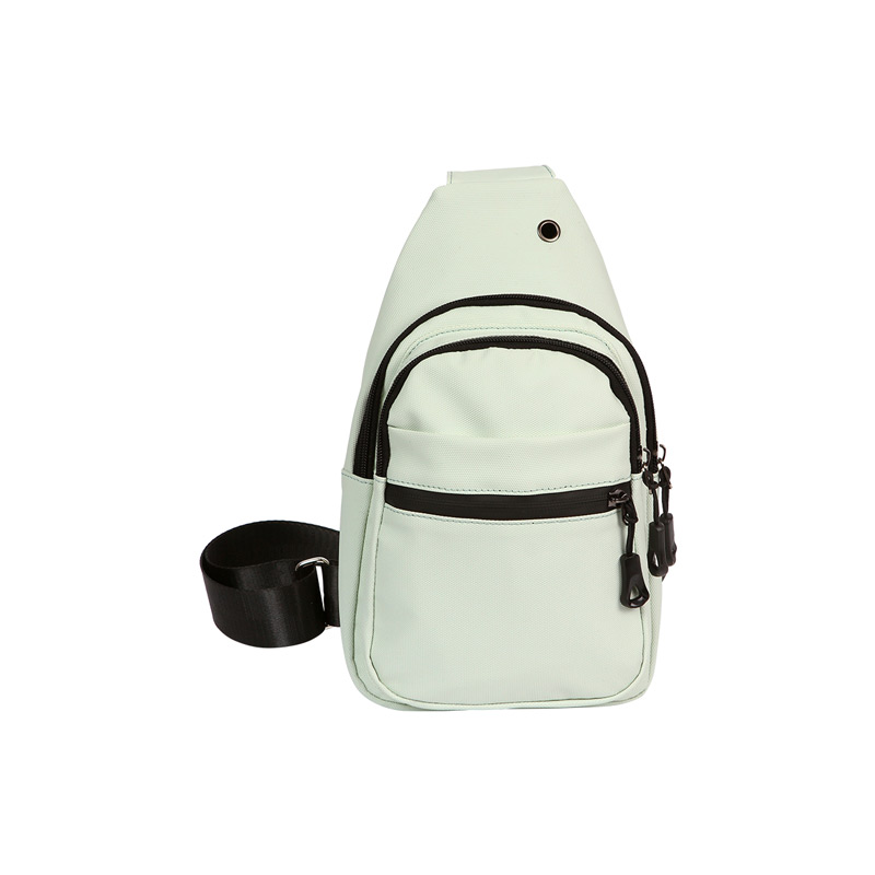 TX-280, Mochila Sumbe. Mochila crossbody fabricada en curpiel, con forro de nailon. Cuenta con correa ajustable. Incluye tres compartimentos con cierre.