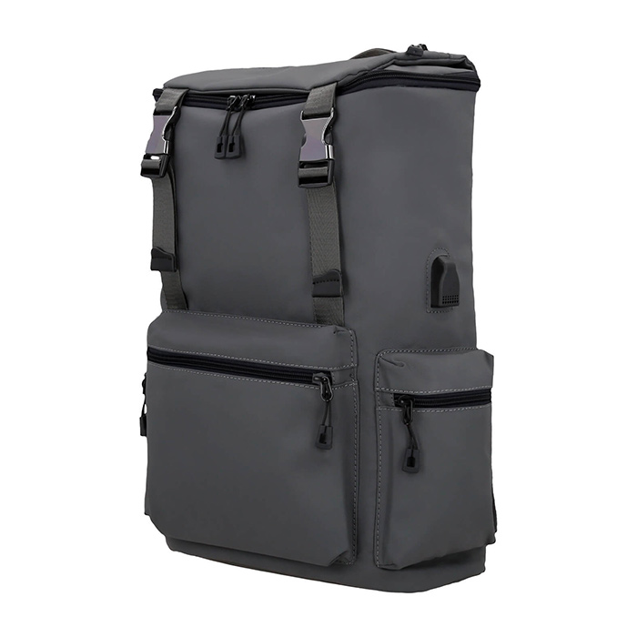 BL 213, LUANG. Mochila de 1 compartimento principal con espacio para porta laptop, 1 bolsa interna, 1 bolsa frontal, dos bolsas laterales con cierre, 1 bolsa en parte superior, broches, carry on y asa superior.