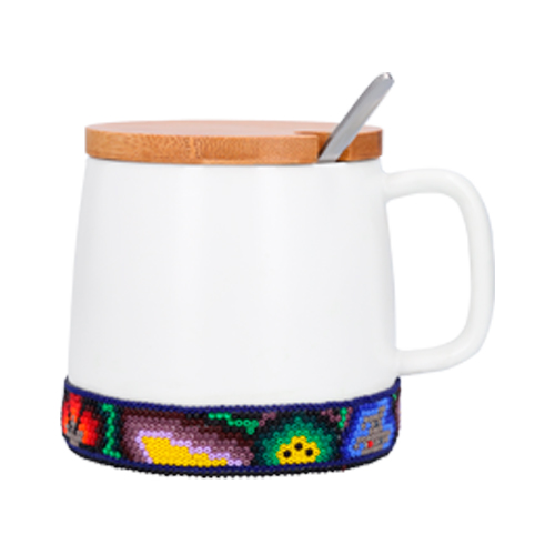 HO-026-HUICHOL, Taza de cerámica acabado mate con tapa de bambú. Incluye cuchara de acero inoxidable. EDICIÓN HUICHOL.