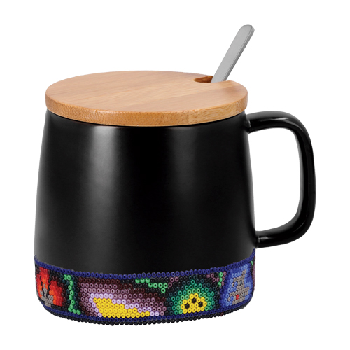 HO-026-HUICHOL, Taza de cerámica acabado mate con tapa de bambú. Incluye cuchara de acero inoxidable. EDICIÓN HUICHOL.