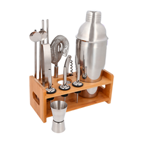 HO-052, Set para preparación de bebidas con base de madera. Incluye 12 piezas: shaker con colador y tapa, pinzas, sacacorchos, dosificador, 4 popotes (dos rectos y dos con cucharilla incluida), colador/ mezclador y 3 vertedores.