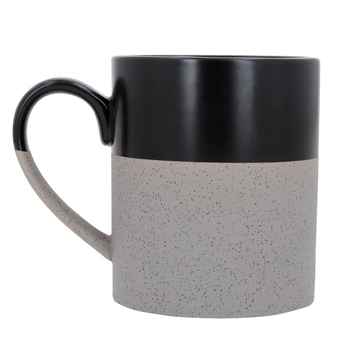 HO 143, DESERT. Taza de cerámica con acabado mate en la parte superior y texturizado en la parte inferior.