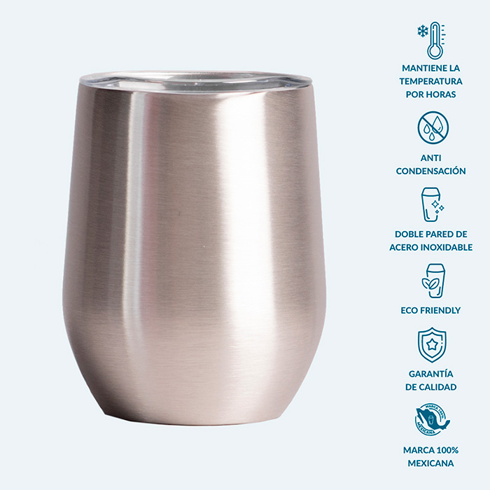 62320, Vaso para vino fabricado con acero inoxidable de grado cocina libre de BPA, cuenta con una doble pared grado 18/8 anti condensación, la cual permite mantener la temperatura ideal de tu bebida hasta el último trago, aislando el calor y el frío del ambiente. Su composición de alta calidad lo vuelve resistente a la perforación y corrosión, brindado un producto de alta durabilidad. Producto de fácil lavado, permitido en lavavajillas. Capacidad 355 ml.