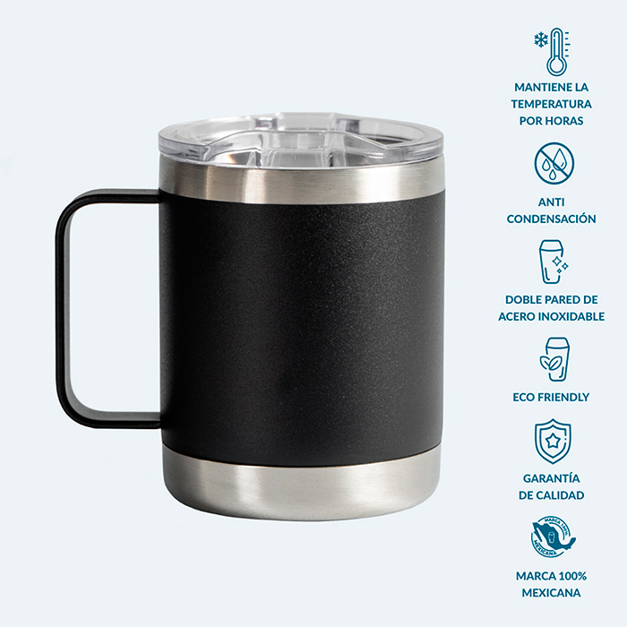 62328, Taza de acero inoxidable con grado cocina libre de BPA, cuenta con una doble pared grado 18/8 anti condensación, la cual permite mantener la temperatura ideal de tu bebida hasta el último trago, aislando el calor y el frío del ambiente. Su composición de alta calidad lo vuelve resistente a la perforación y corrosión. Producto de fácil lavado, permitido en lavavajillas. Capacidad 355 ml.