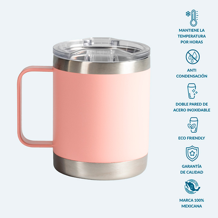 62328, Taza de acero inoxidable con grado cocina libre de BPA, cuenta con una doble pared grado 18/8 anti condensación, la cual permite mantener la temperatura ideal de tu bebida hasta el último trago, aislando el calor y el frío del ambiente. Su composición de alta calidad lo vuelve resistente a la perforación y corrosión. Producto de fácil lavado, permitido en lavavajillas. Capacidad 355 ml.